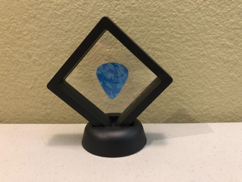 Floating guitar pick - floating,